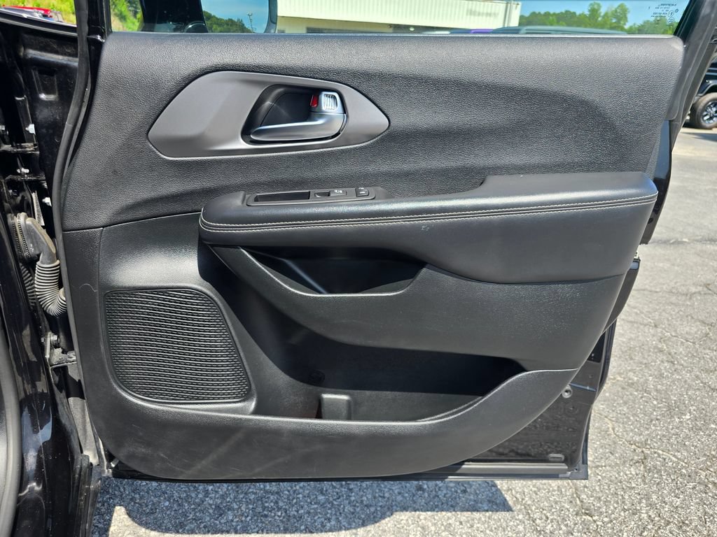 Used 2025 Chrysler Pacifica Select FWD image 45