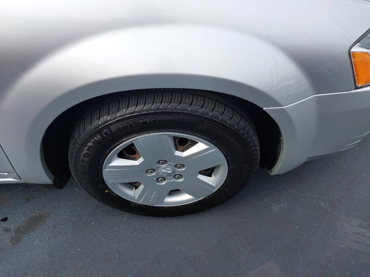 Used 2008 Dodge Avenger SE image 2