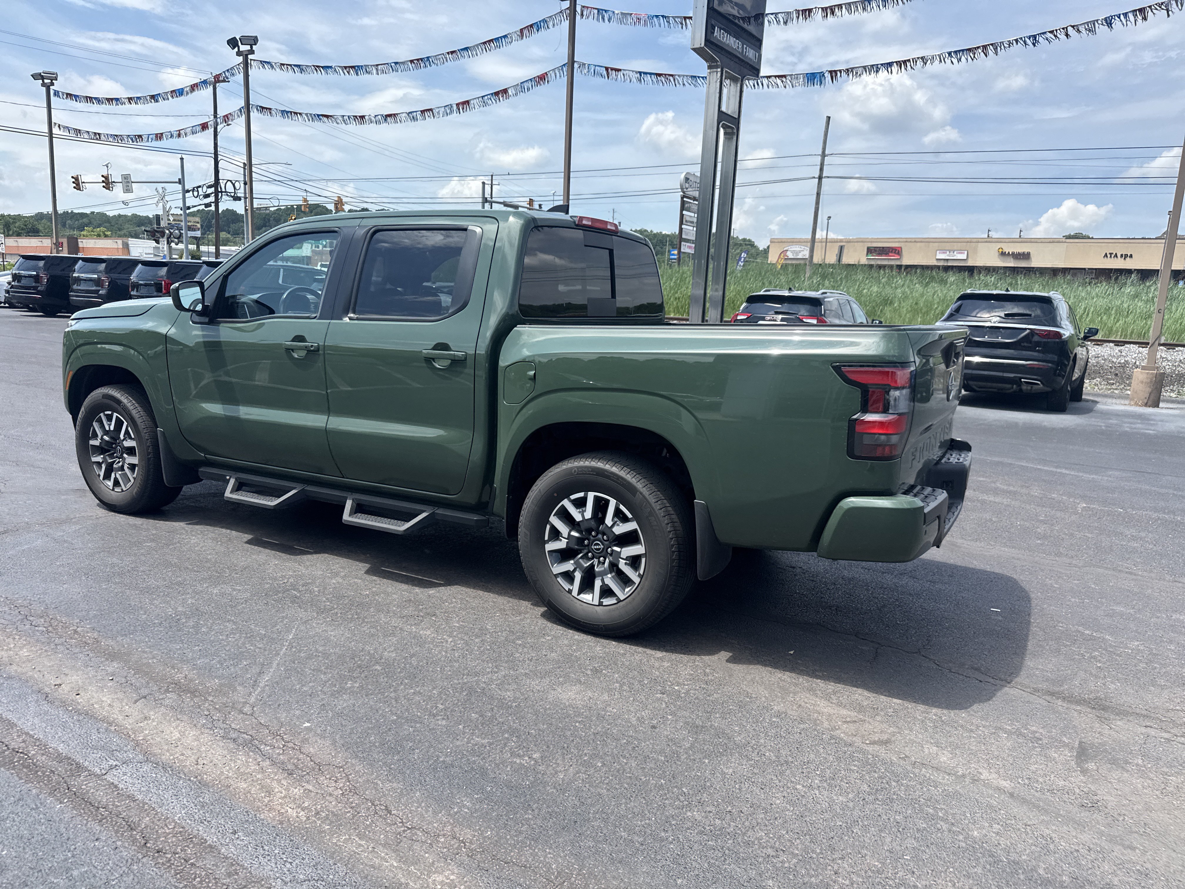 Used 2024 Nissan Frontier SL w/ Technology Package AWD/4WD image 6