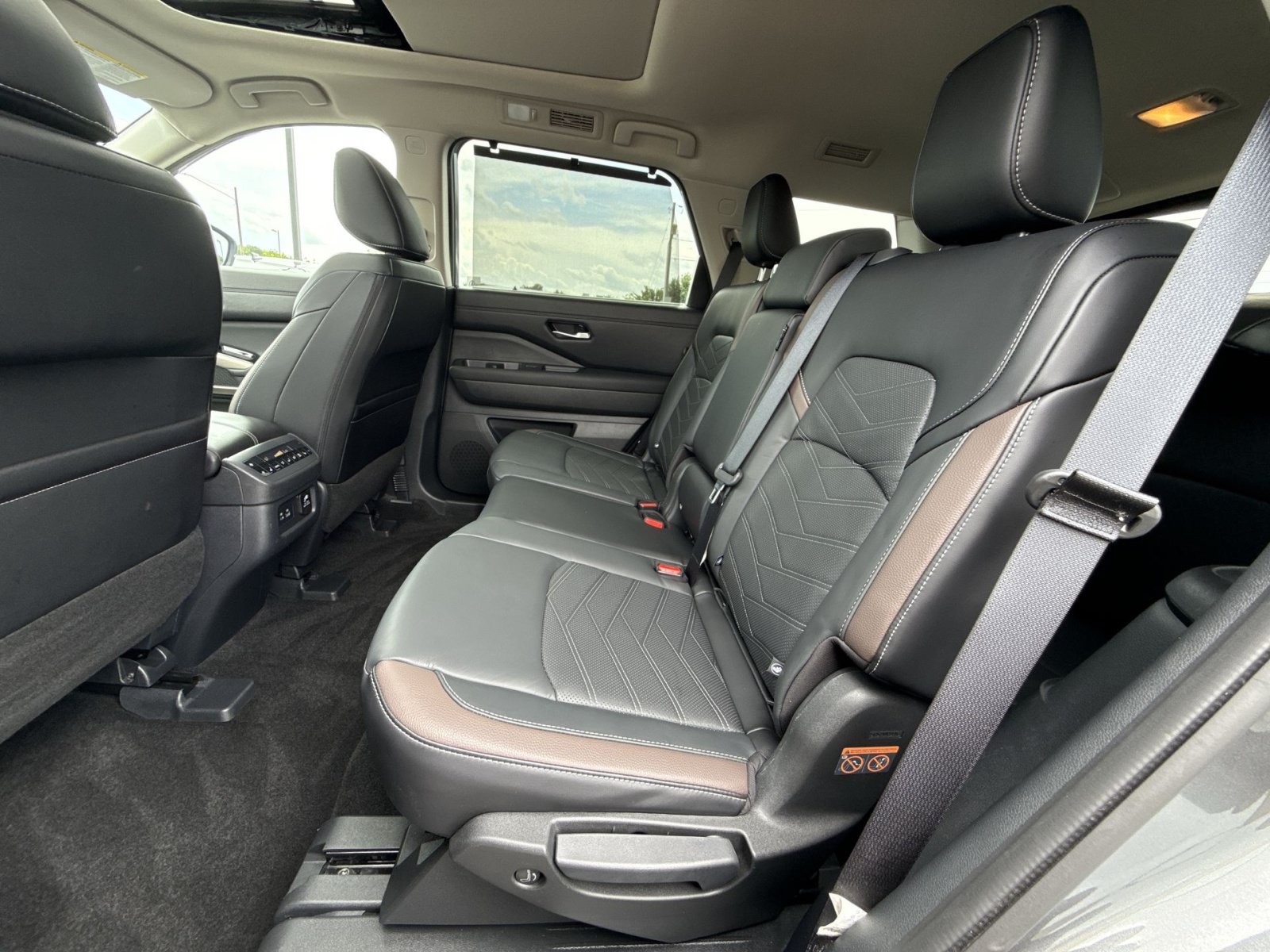 Used 2024 Nissan Pathfinder Platinum w/ Cargo Package AWD/4WD image 24