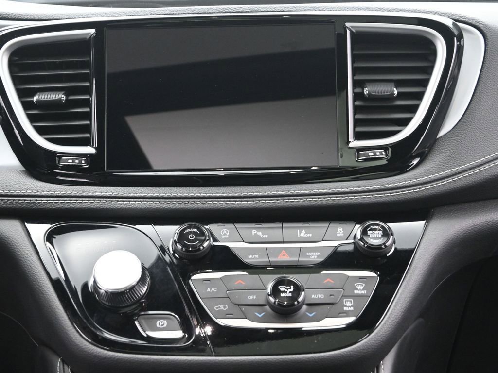 Used 2025 Chrysler Pacifica Limited image 24