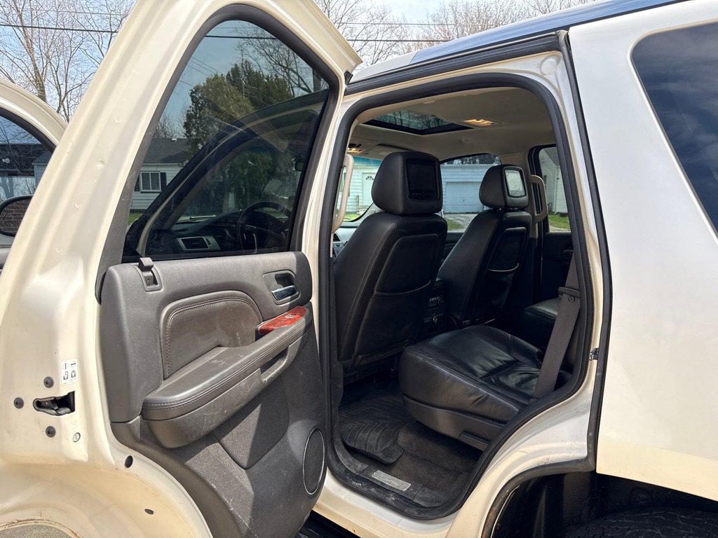 Used 2010 Cadillac Escalade AWD image 12