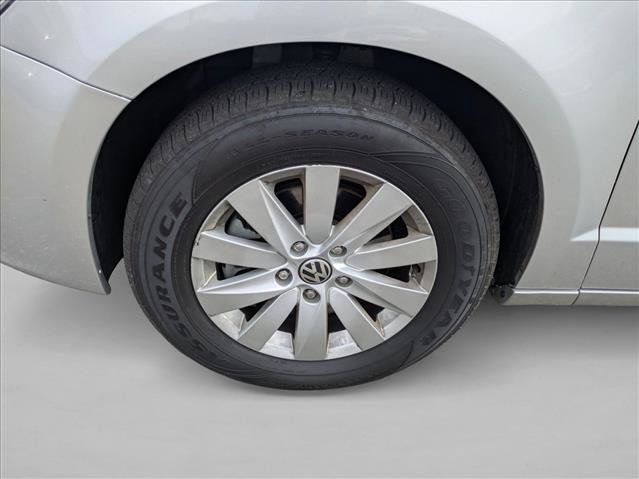 Used 2012 Volkswagen Routan SEL FWD image 10