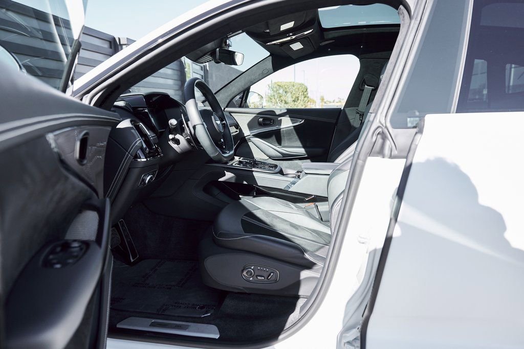 Used 2025 Aston Martin DBX 707 image 33