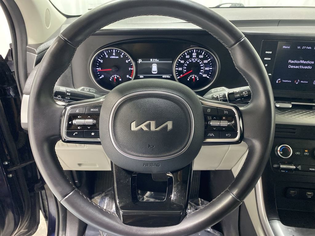 Used 2024 Kia Carnival LX image 11