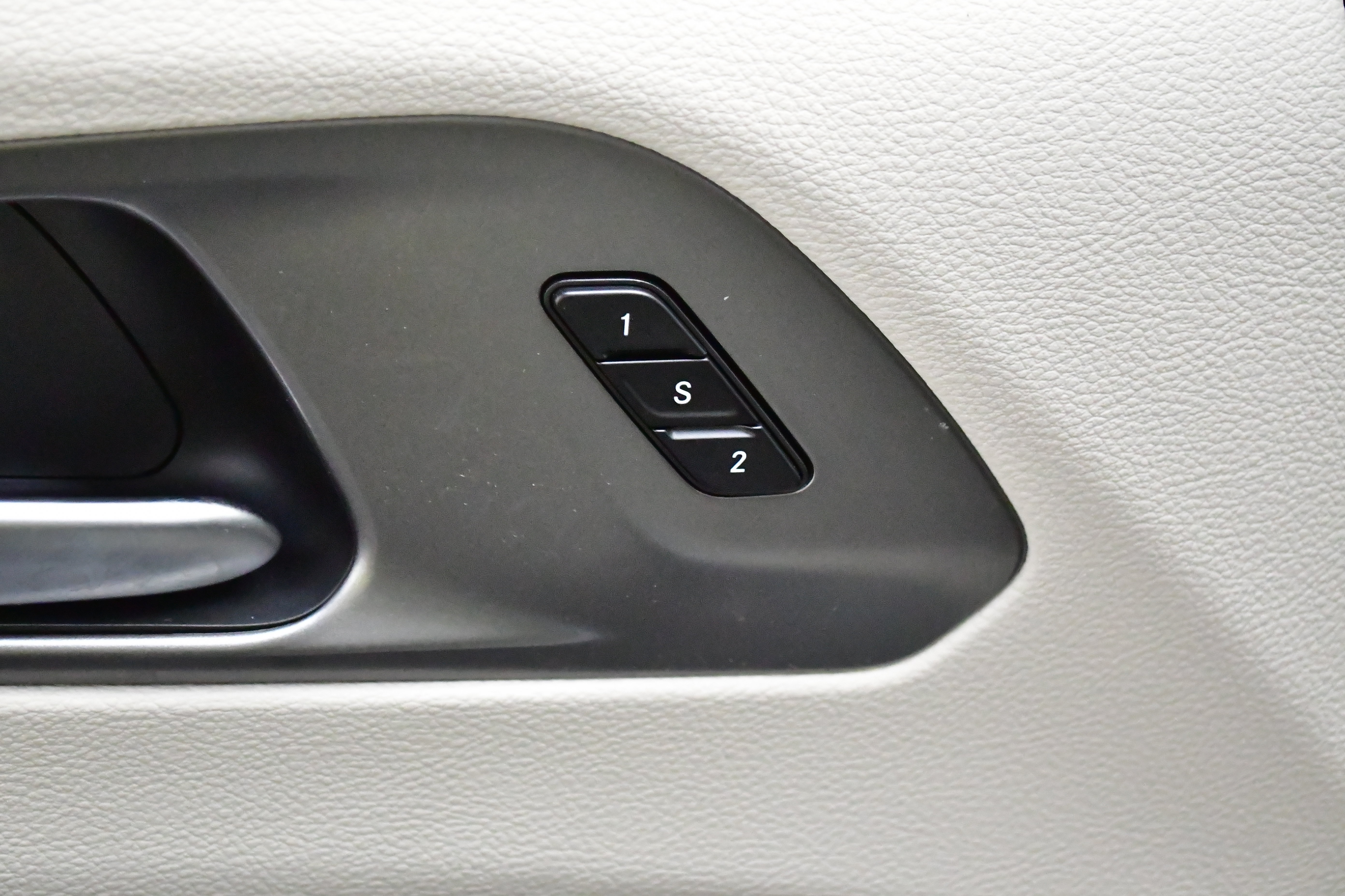 Used 2023 Chrysler Pacifica Touring-L w/ Uconnect Theater Family Group FWD image 19