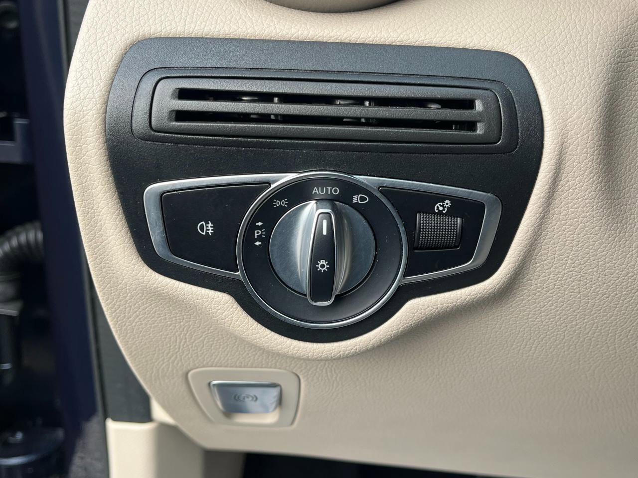 Used 2019 Mercedes-Benz GLC 300 4MATIC w/ Premium Package image 26