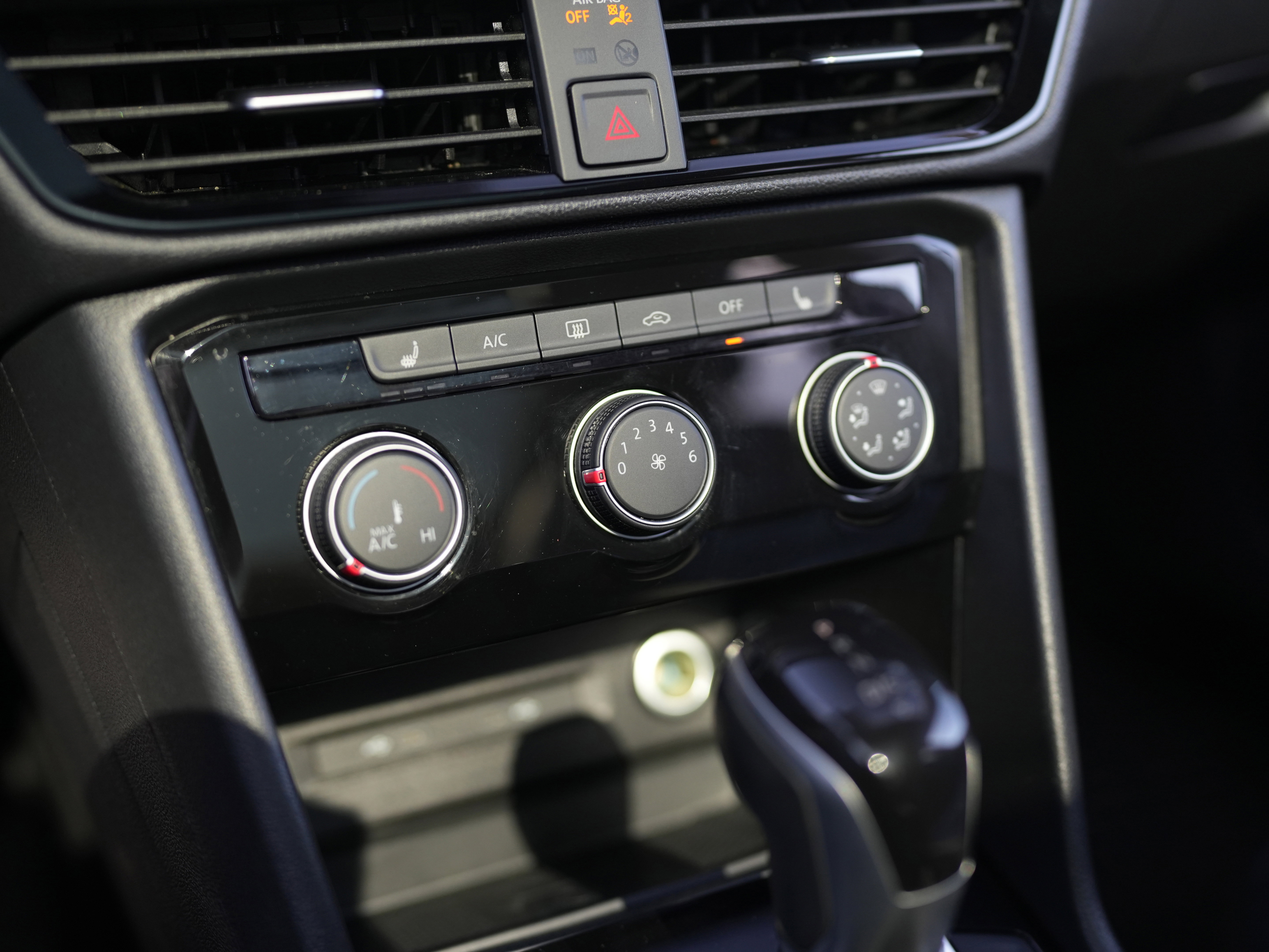 Used 2023 Volkswagen Taos SE w/ Panoramic Sunroof Package image 15