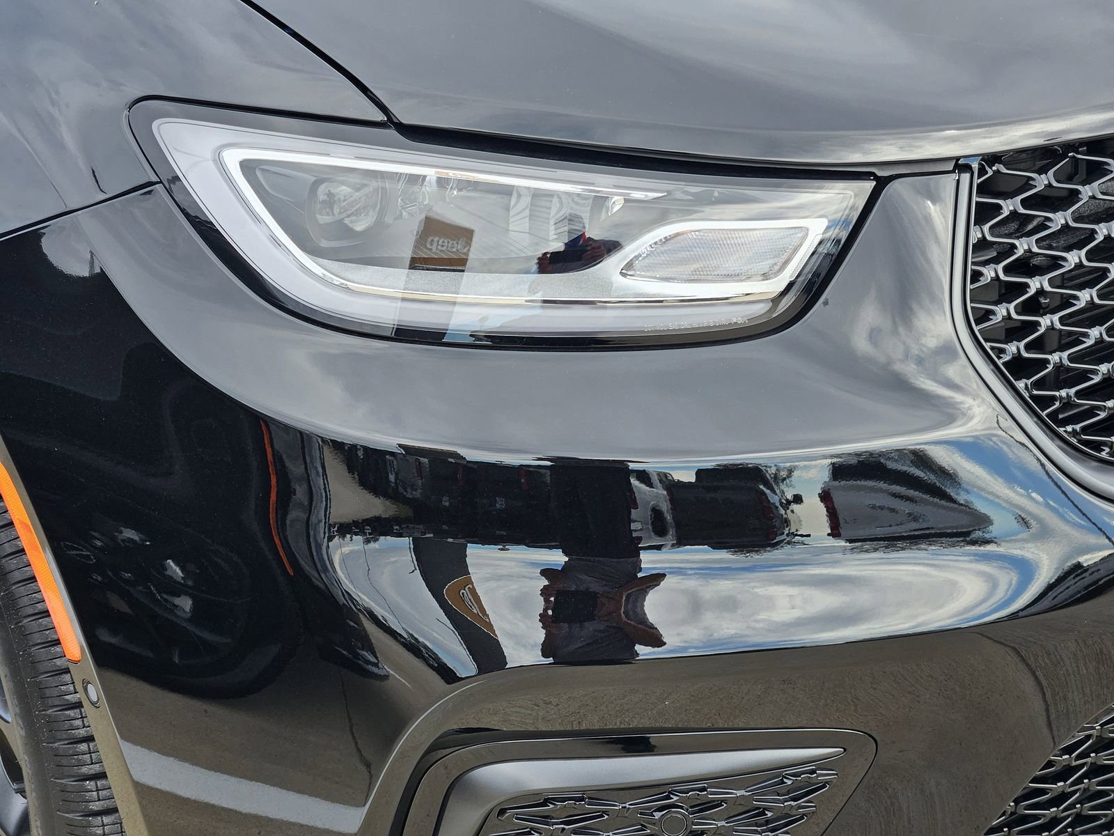 New 2026 Chrysler Pacifica Limited w/ Uconnect Theater Family Group image 10