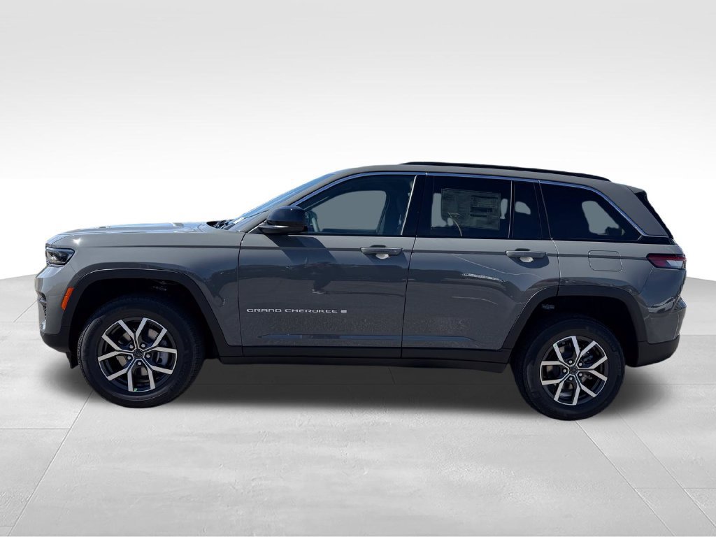New 2027 Jeep Grand Cherokee Laredo RWD image 2
