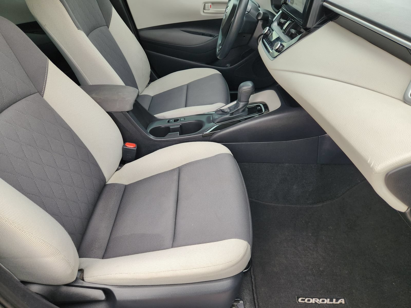 Used 2025 Toyota Corolla LE FWD image 17