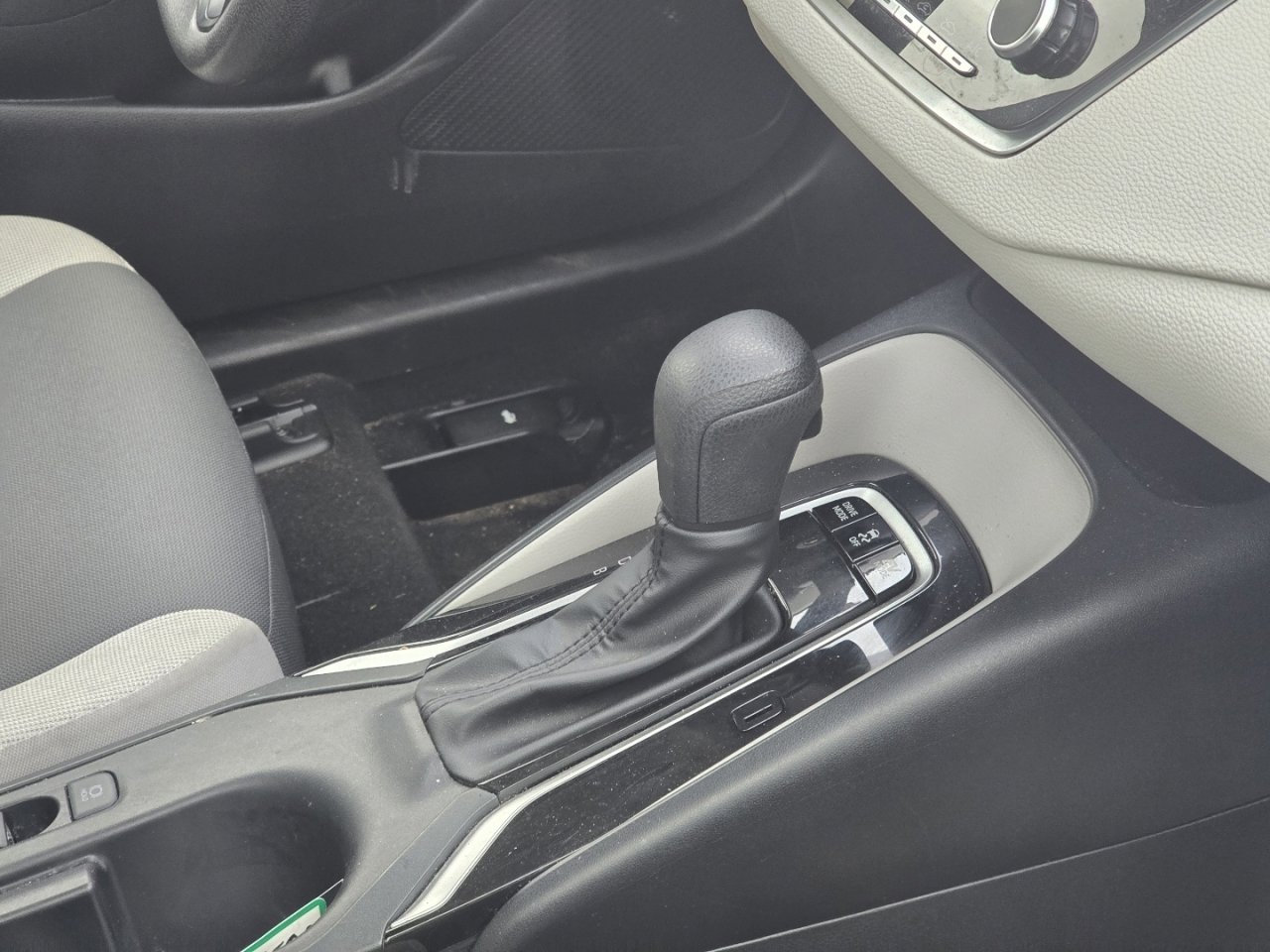 Used 2025 Toyota Corolla LE FWD image 15