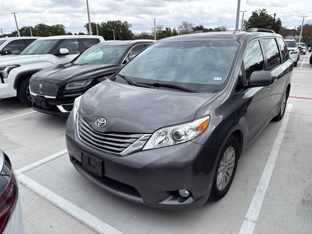 Used 2017 Toyota Sienna XLE Premium FWD image 2