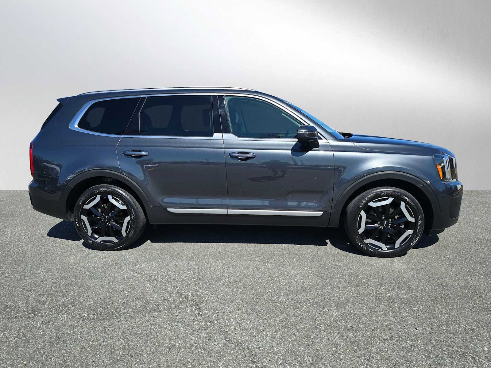 Used 2023 Kia Telluride S image 2