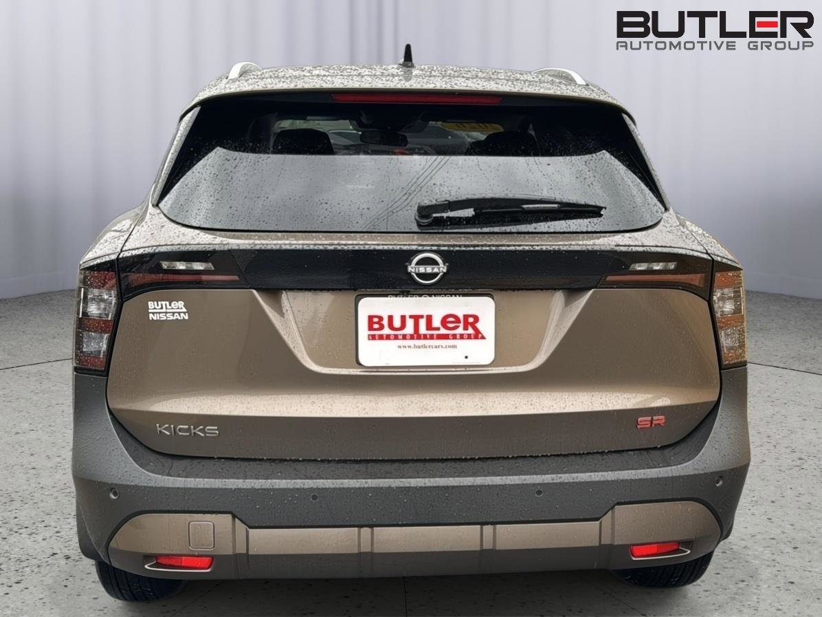 Used 2026 Nissan Kicks SR w/ SR Premium Package image 4