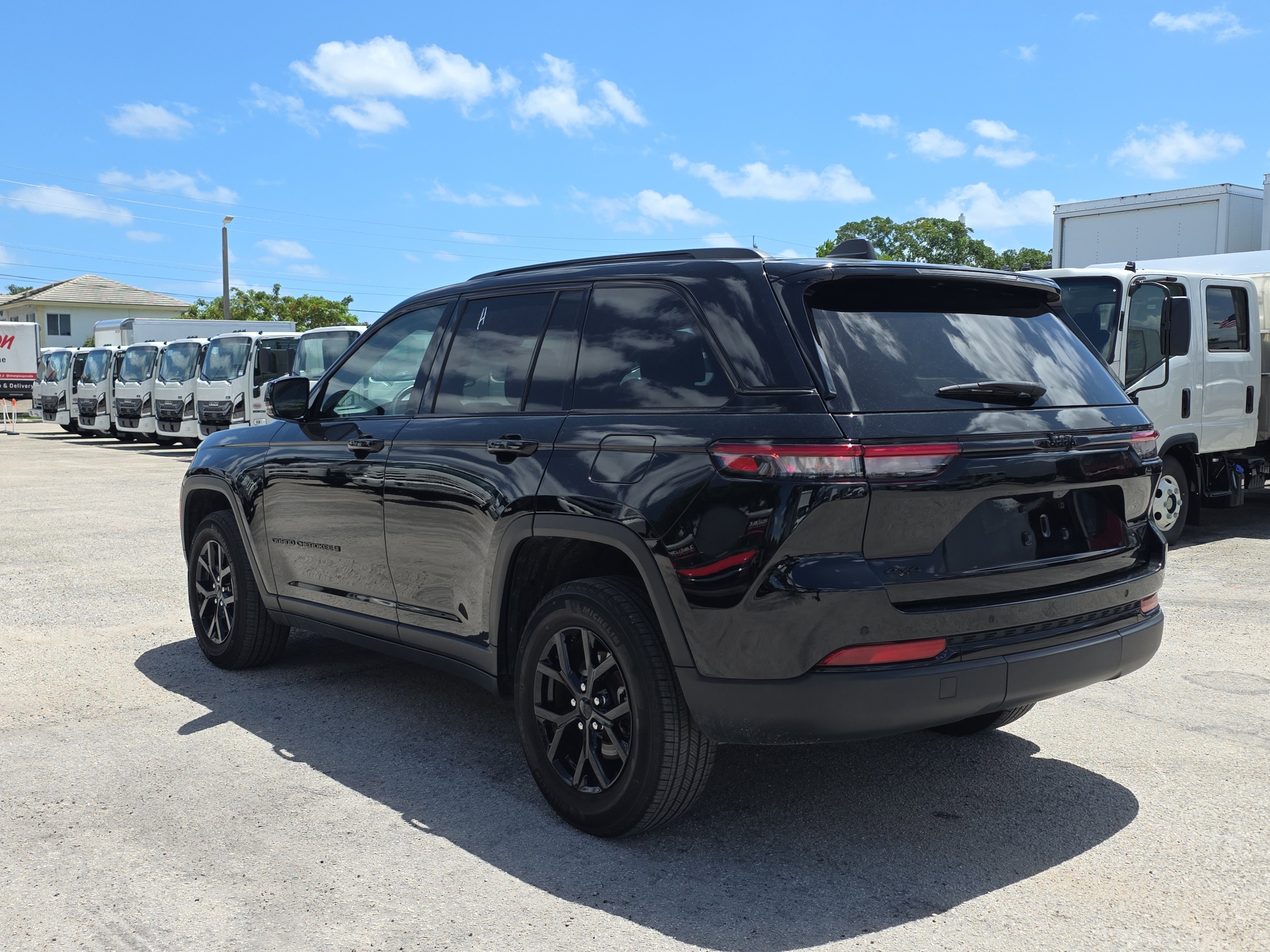 Used 2024 Jeep Grand Cherokee Altitude AWD/4WD image 5