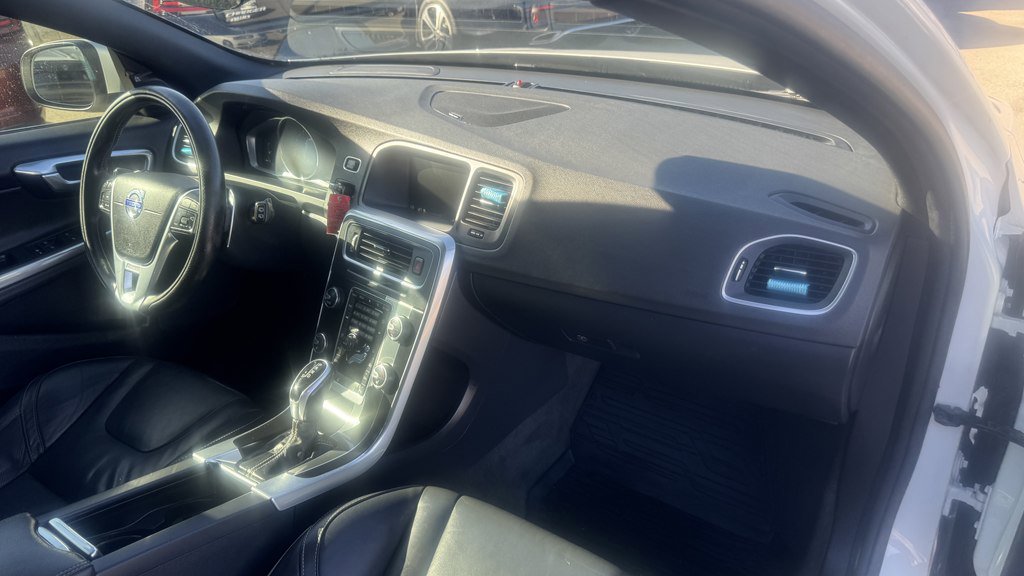 Used 2017 Volvo V60 T6 R-Design Platinum w/ Climate Package image 24