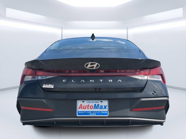 Used 2025 Hyundai Elantra SE FWD image 4