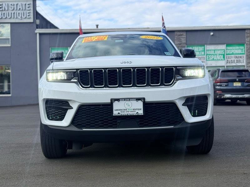 Used 2022 Jeep Grand Cherokee Laredo w/ Luxury Tech Group I AWD/4WD image 2
