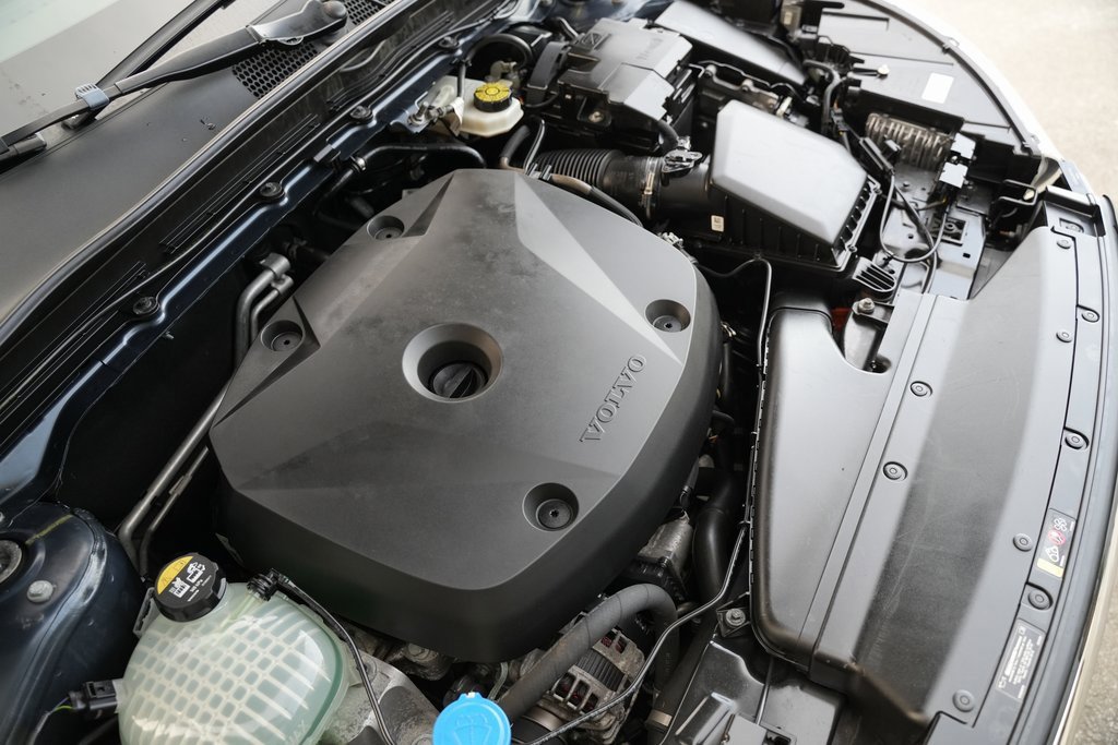 Used 2021 Volvo XC40 T5 Momentum w/ Premium Package image 48