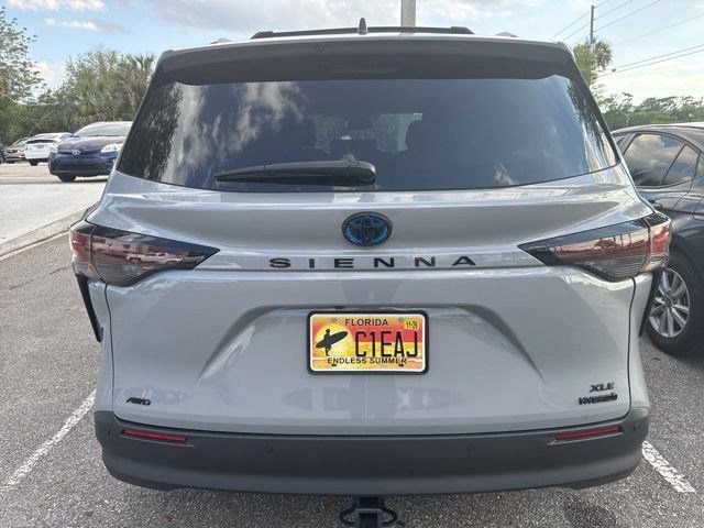 Used 2024 Toyota Sienna XLE Woodland Edition image 3