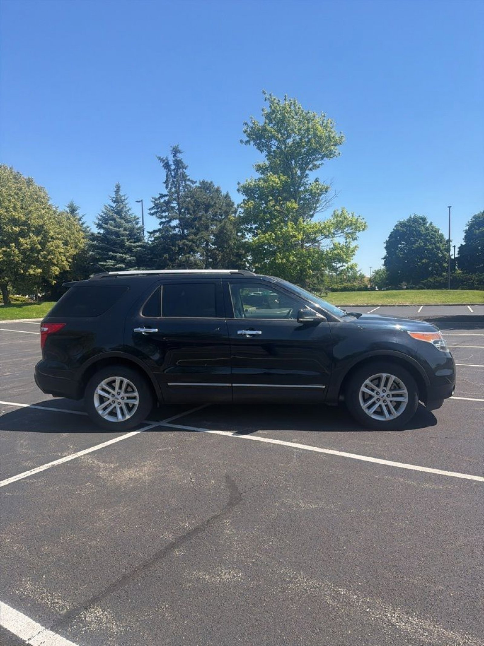 Used 2014 Ford Explorer XLT w/ Equipment Group 202A FWD image 4