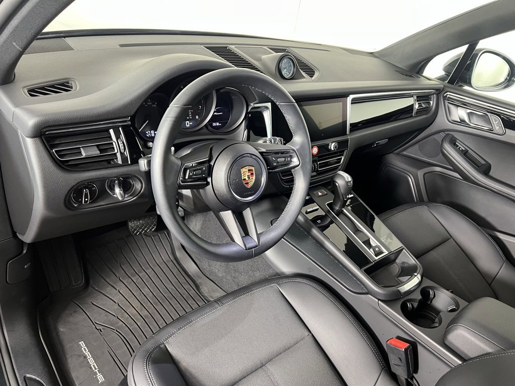 Used 2025 Porsche Macan image 4