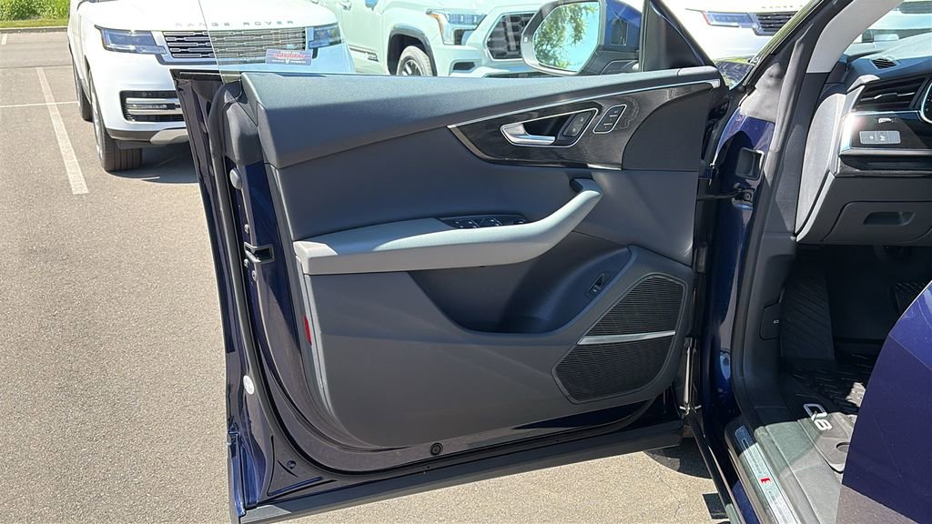 Used 2019 Audi Q8 Premium Plus w/ Premium Plus AWD/4WD image 9