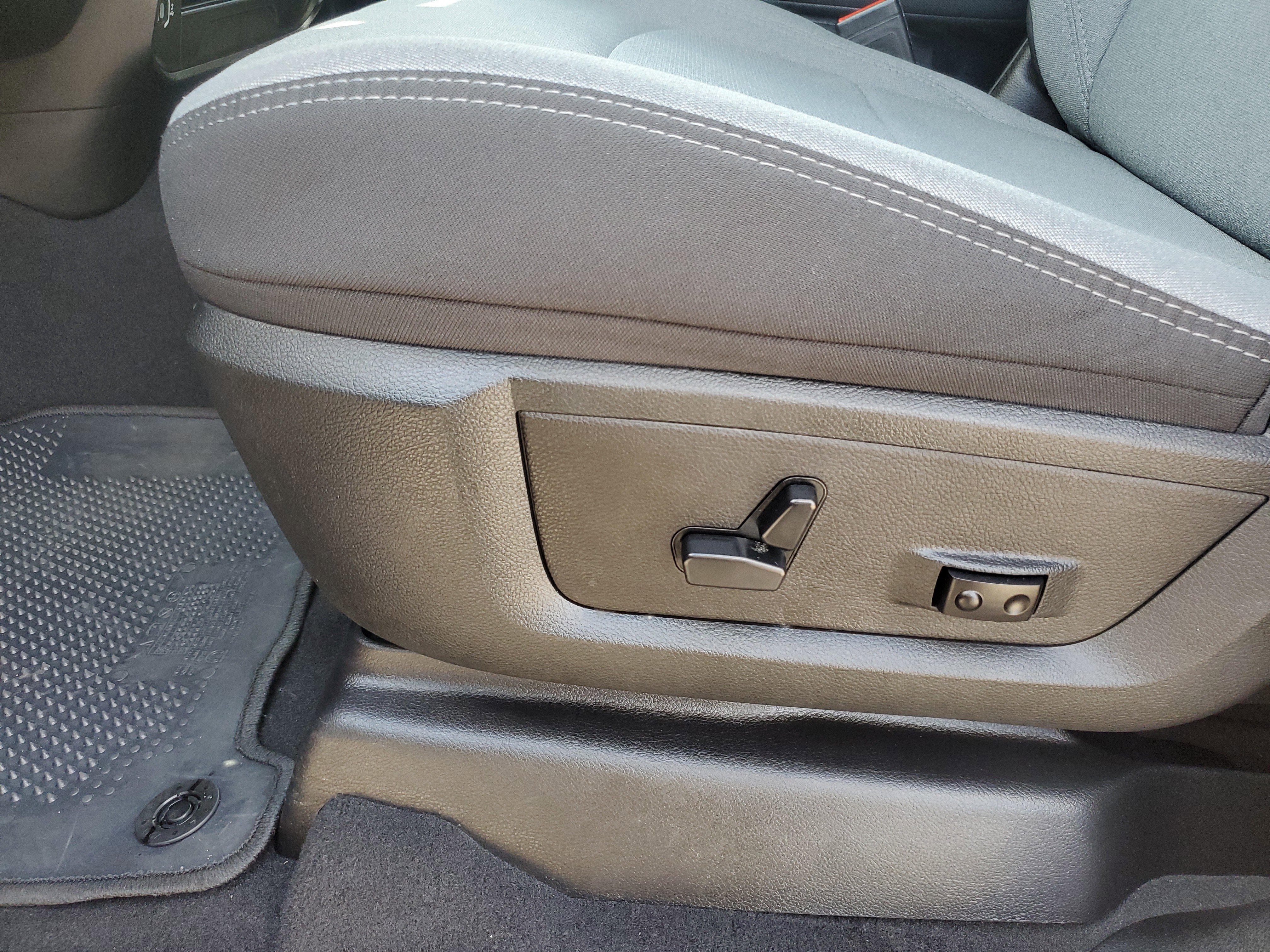 Used 2024 RAM 2500 Big Horn w/ Bed Utility Group image 9