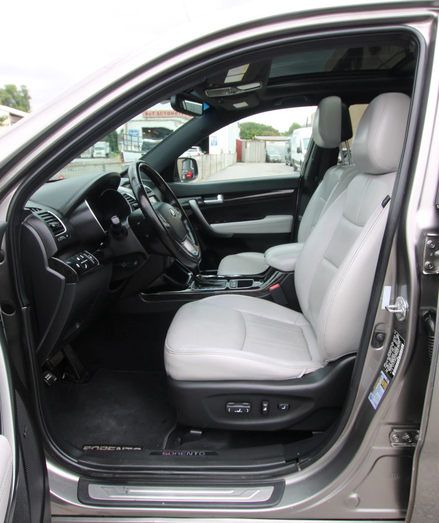 Used 2014 Kia Sorento SX w/ 3rd Row Package AWD/4WD image 9
