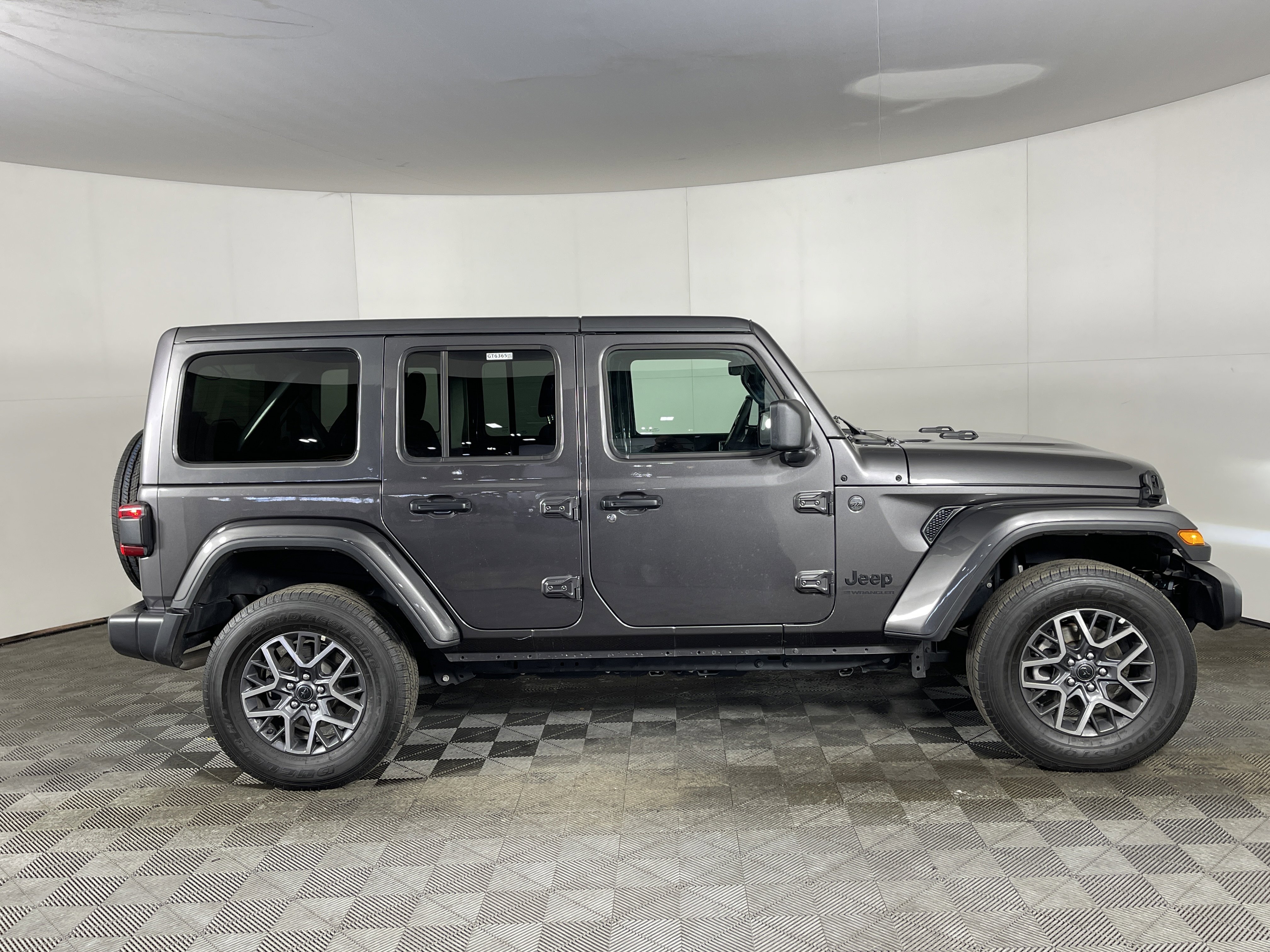 Used 2025 Jeep Wrangler Sahara image 5