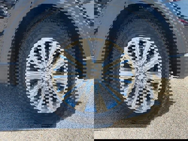 Used 2021 Ford Explorer Limited w/ Equipment Group 301A image 7