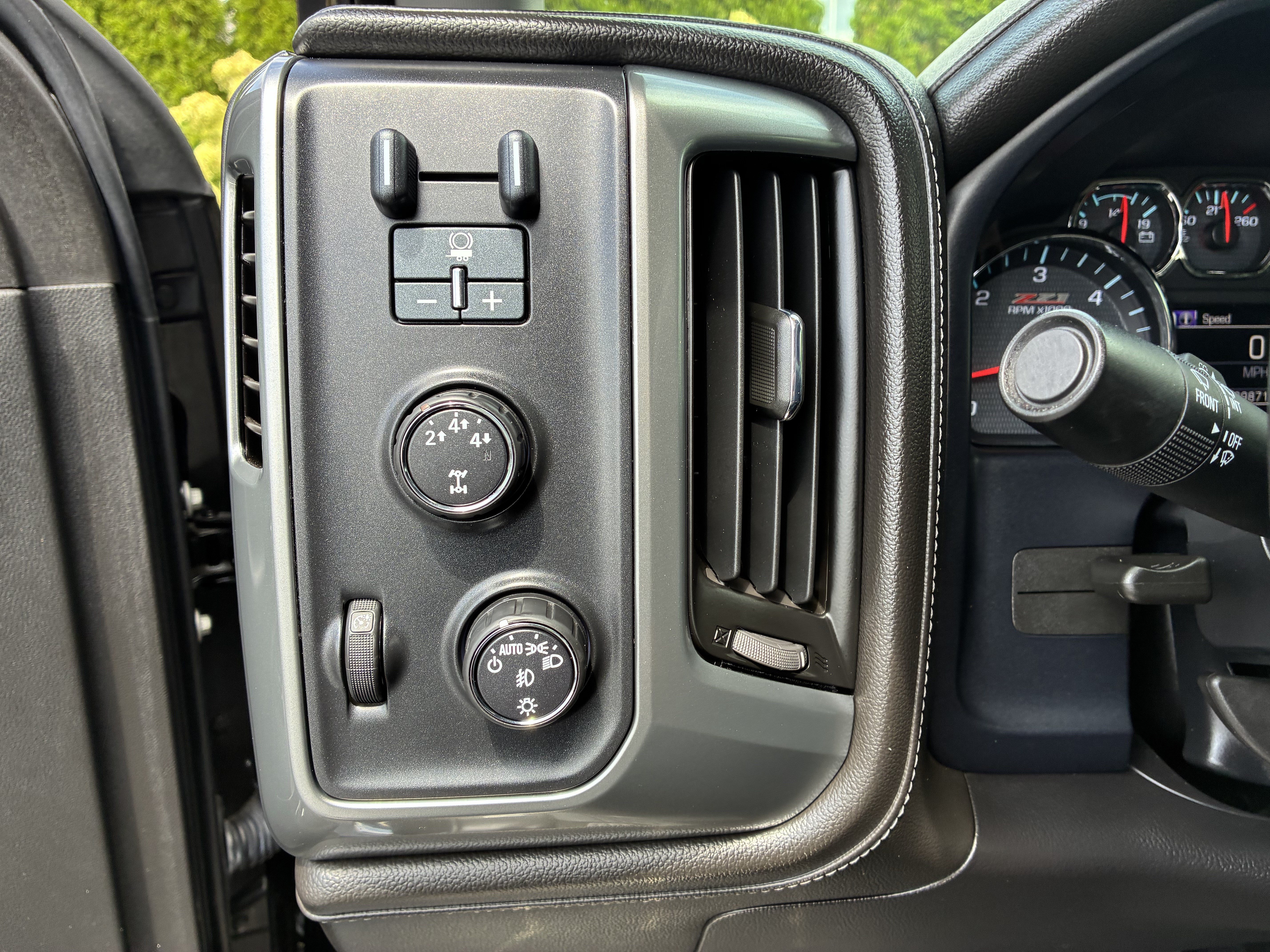Used 2015 Chevrolet Silverado 2500 LTZ AWD/4WD image 27