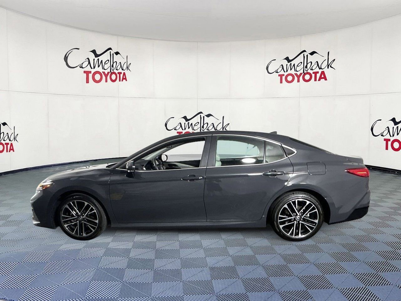 Used 2025 Toyota Camry XLE image 4