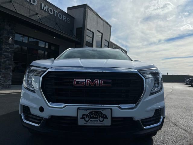 Used 2024 GMC Terrain SLE image 2