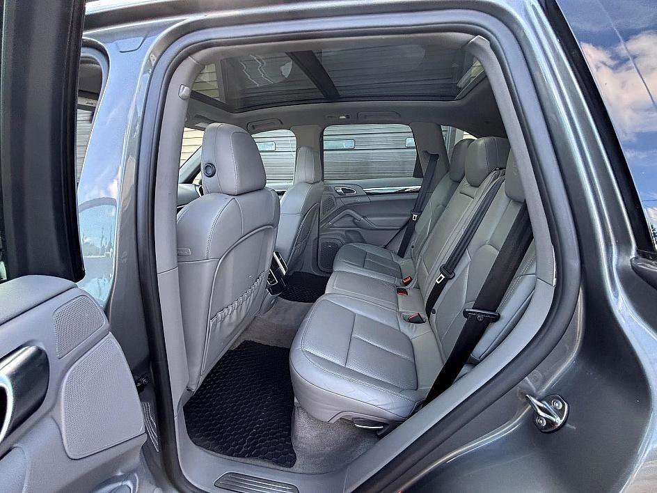 Used 2014 Porsche Cayenne Diesel Platinum Edition image 15