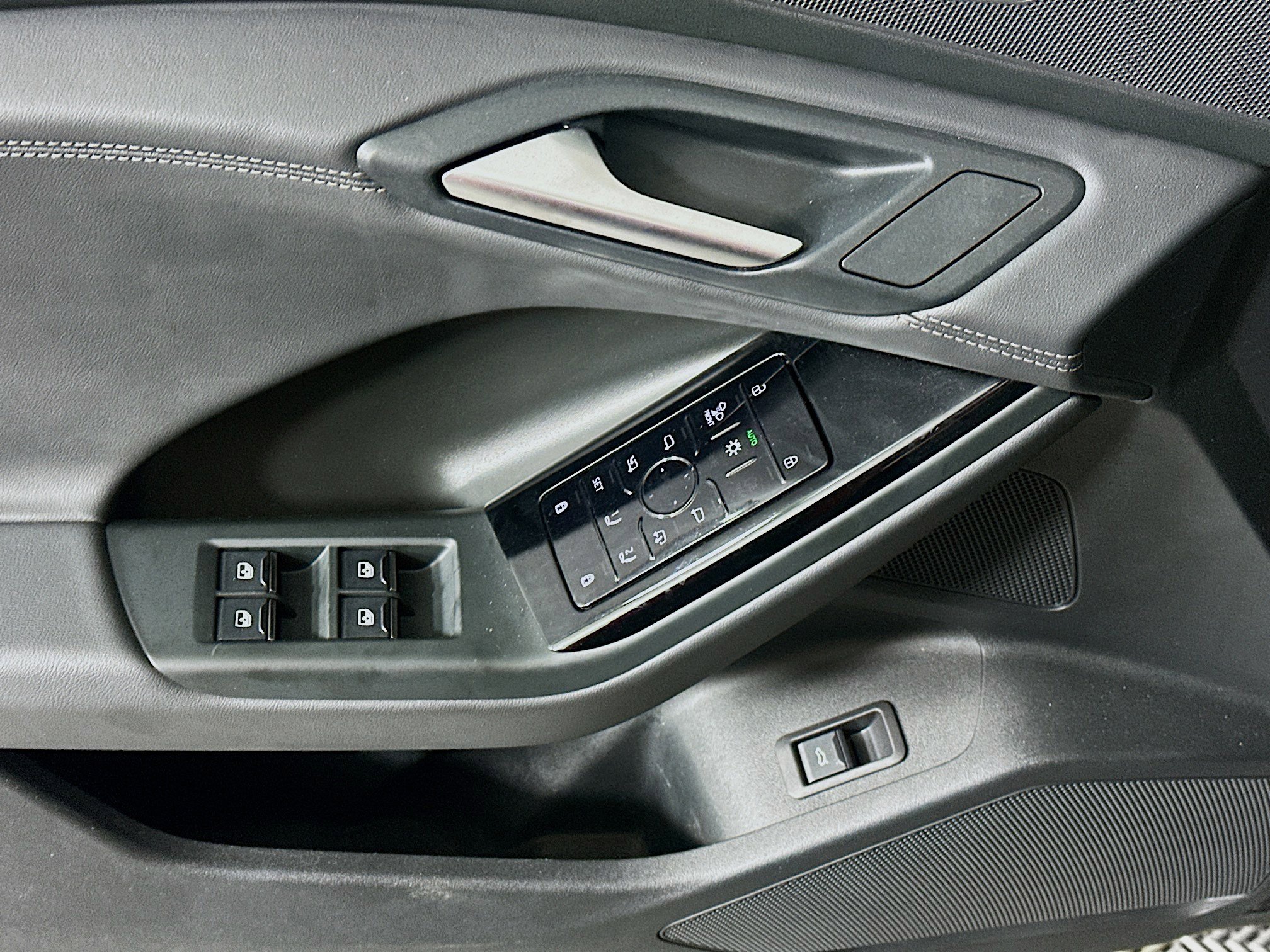 Used 2025 Audi Q6 e-tron Premium Plus w/ Premium Plus RWD image 15