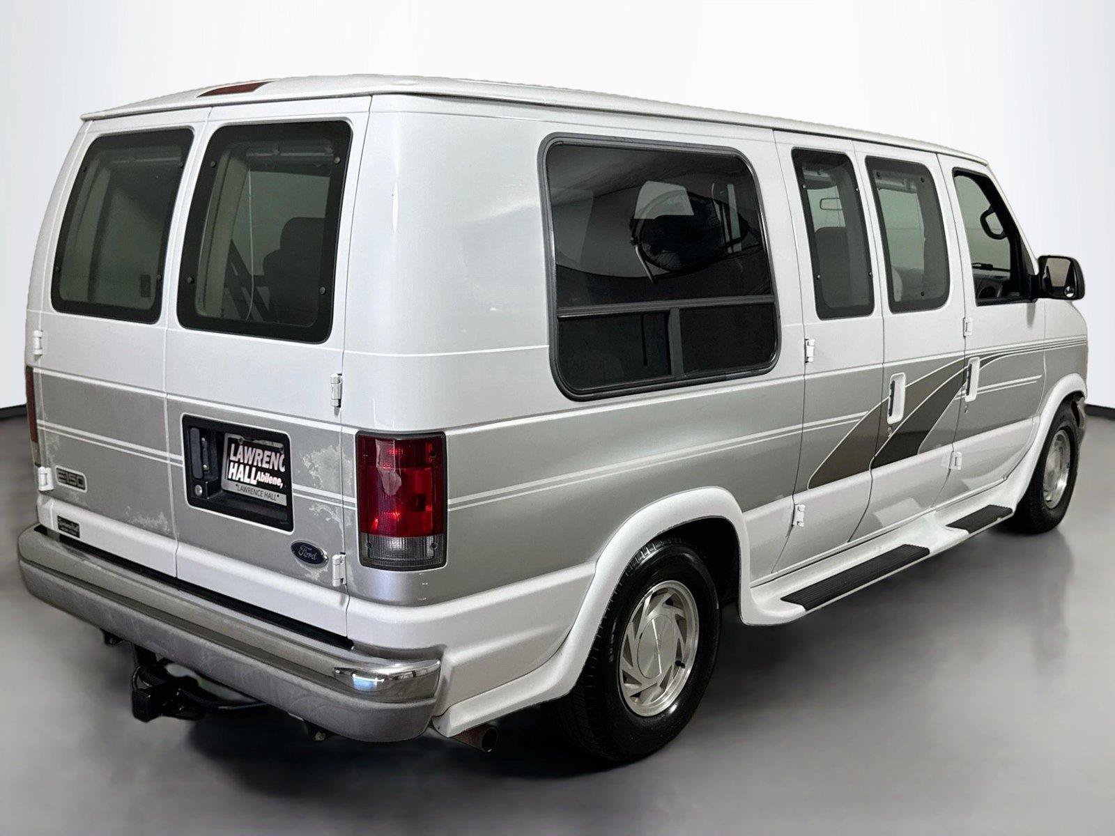 Used 2001 Ford E-150 and Econoline 150 RWD image 4