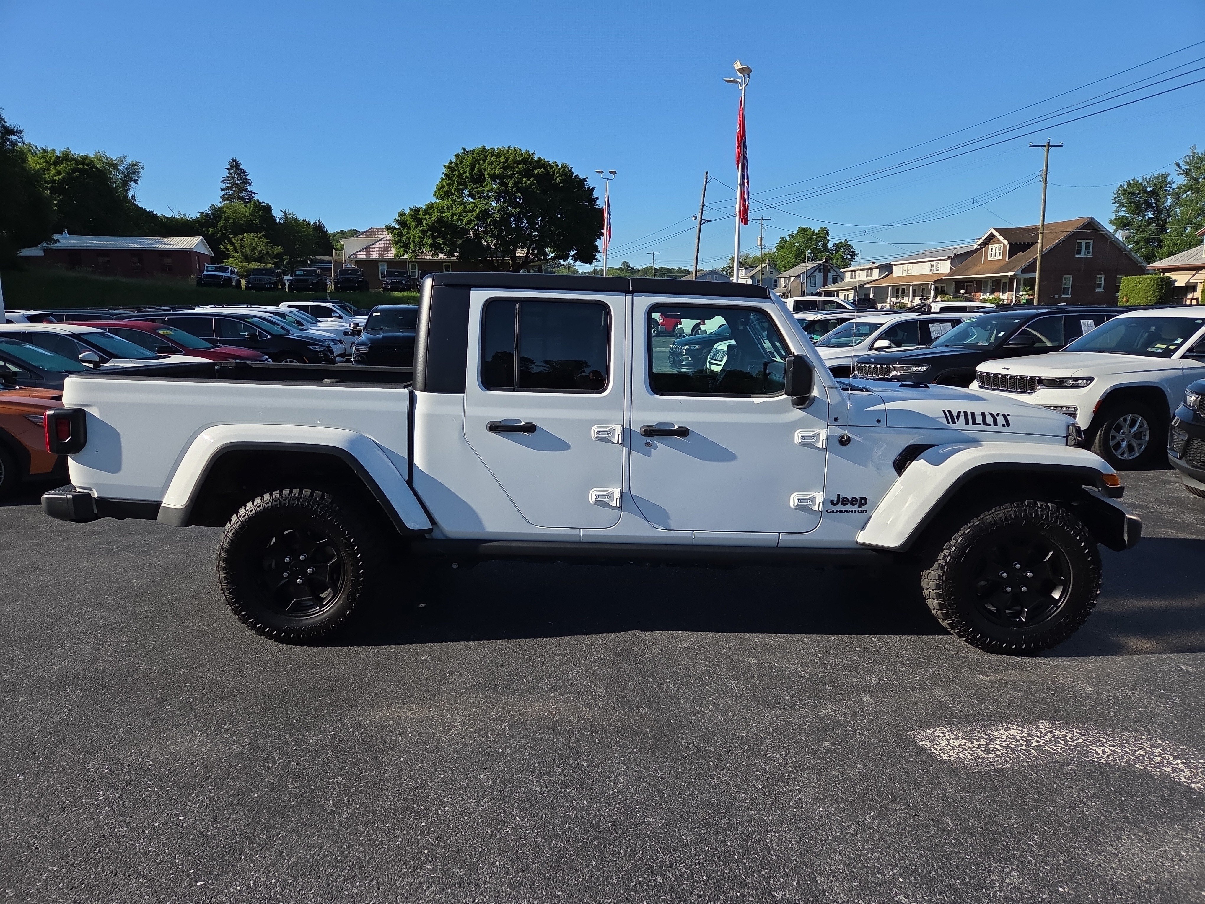 Certified 2022 Jeep Gladiator Overland AWD/4WD image 2