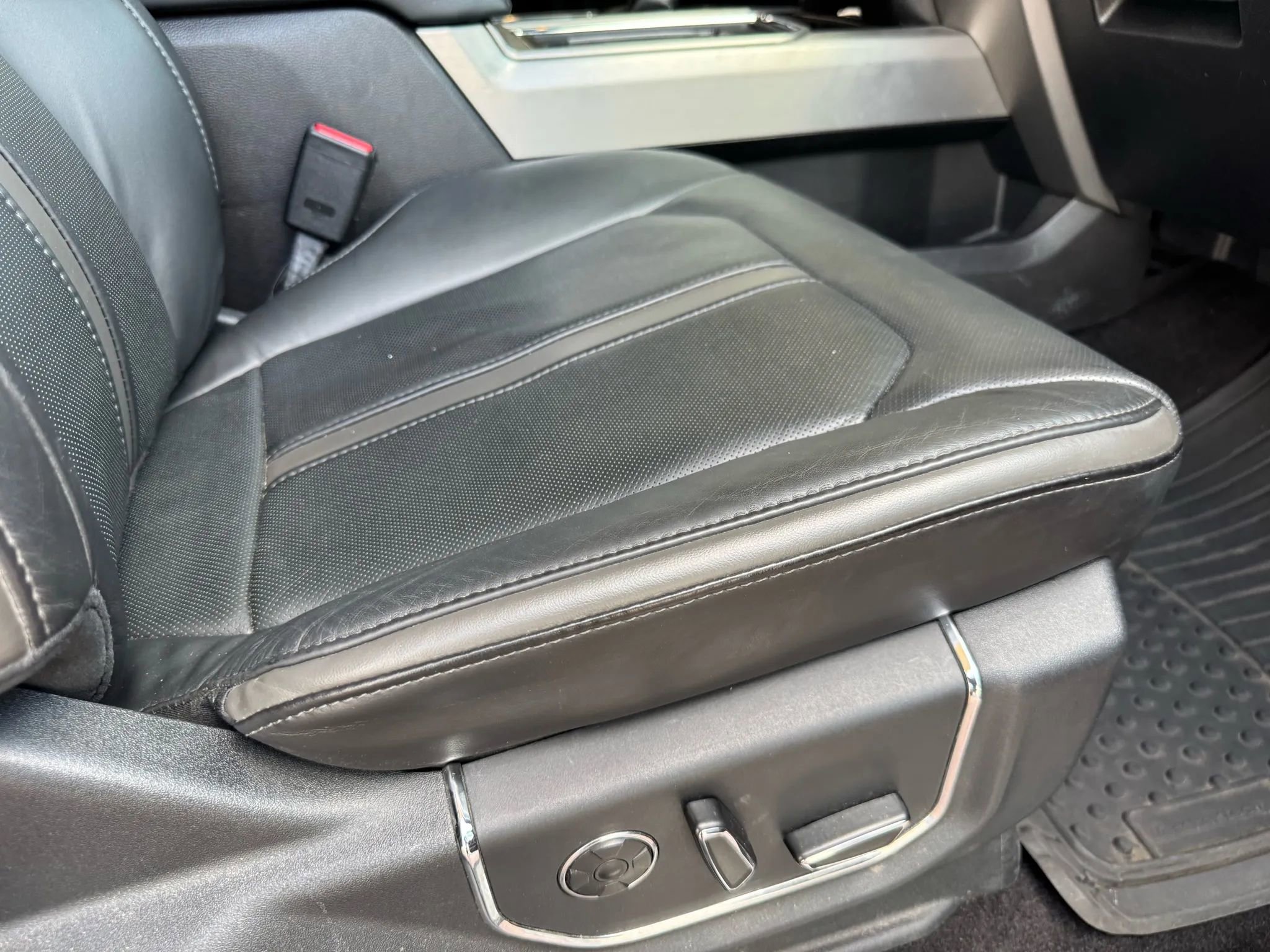 Used 2016 Ford F150 Platinum w/ Equipment Group 701A Luxury image 32