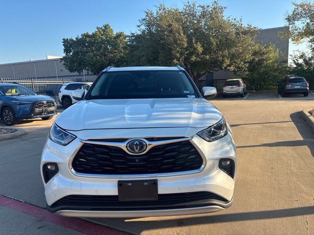 Used 2020 Toyota Highlander Platinum FWD image 2