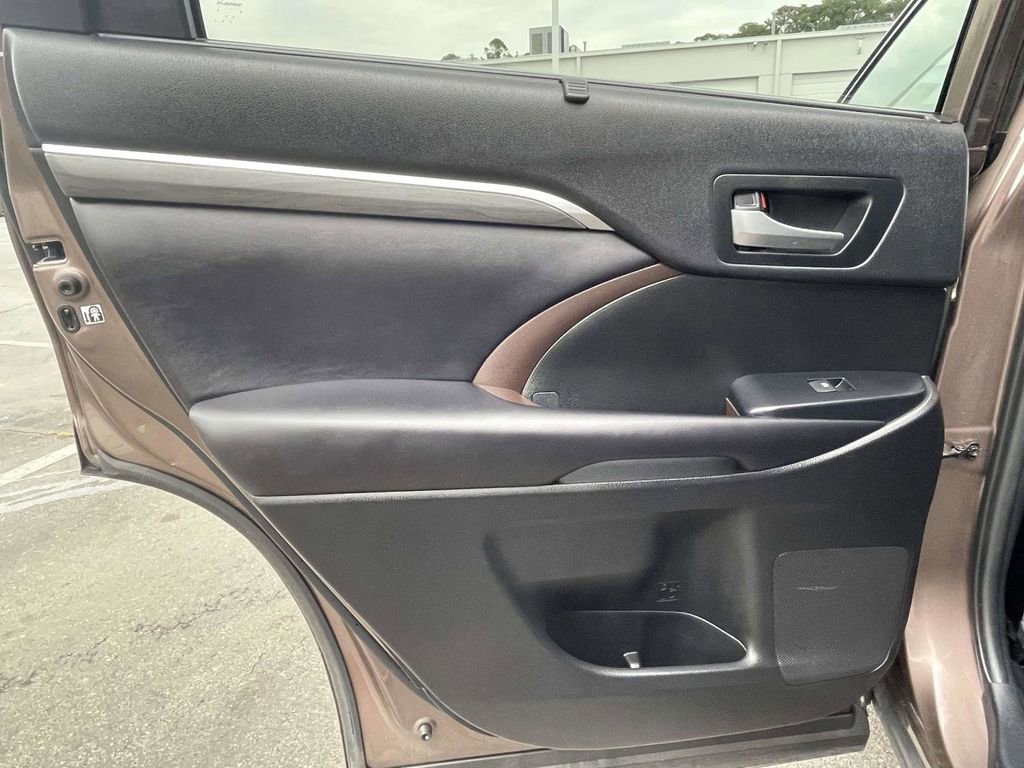 Used 2019 Toyota Highlander Limited FWD image 19