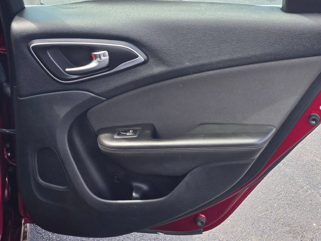 Used 2015 Chrysler 200 Limited w/ Convenience Group FWD image 9