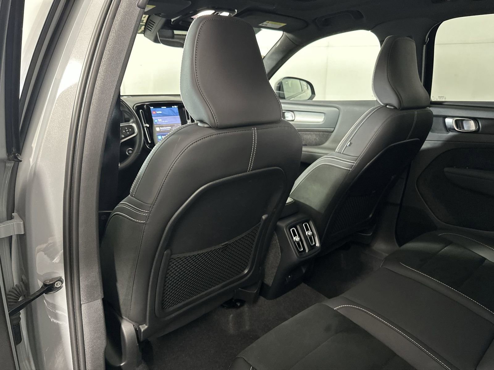 Used 2024 Volvo XC40 B5 Plus image 24