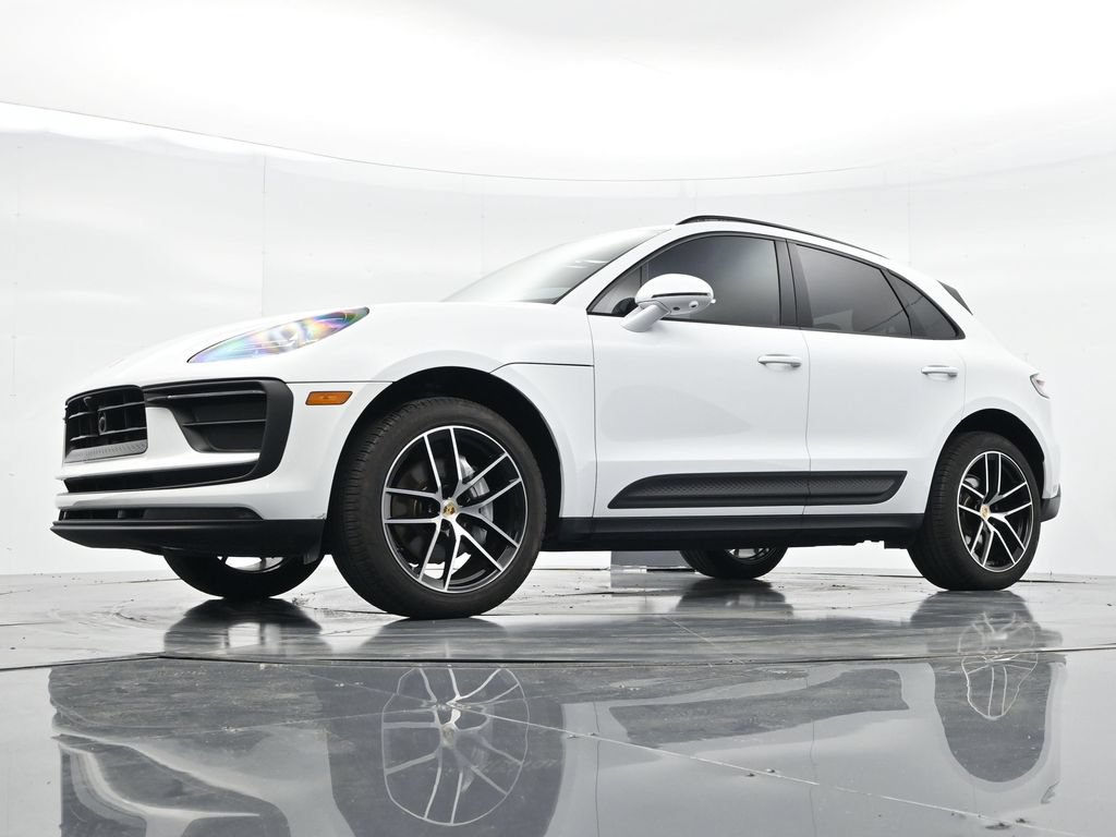 Certified 2025 Porsche Macan AWD/4WD image 26