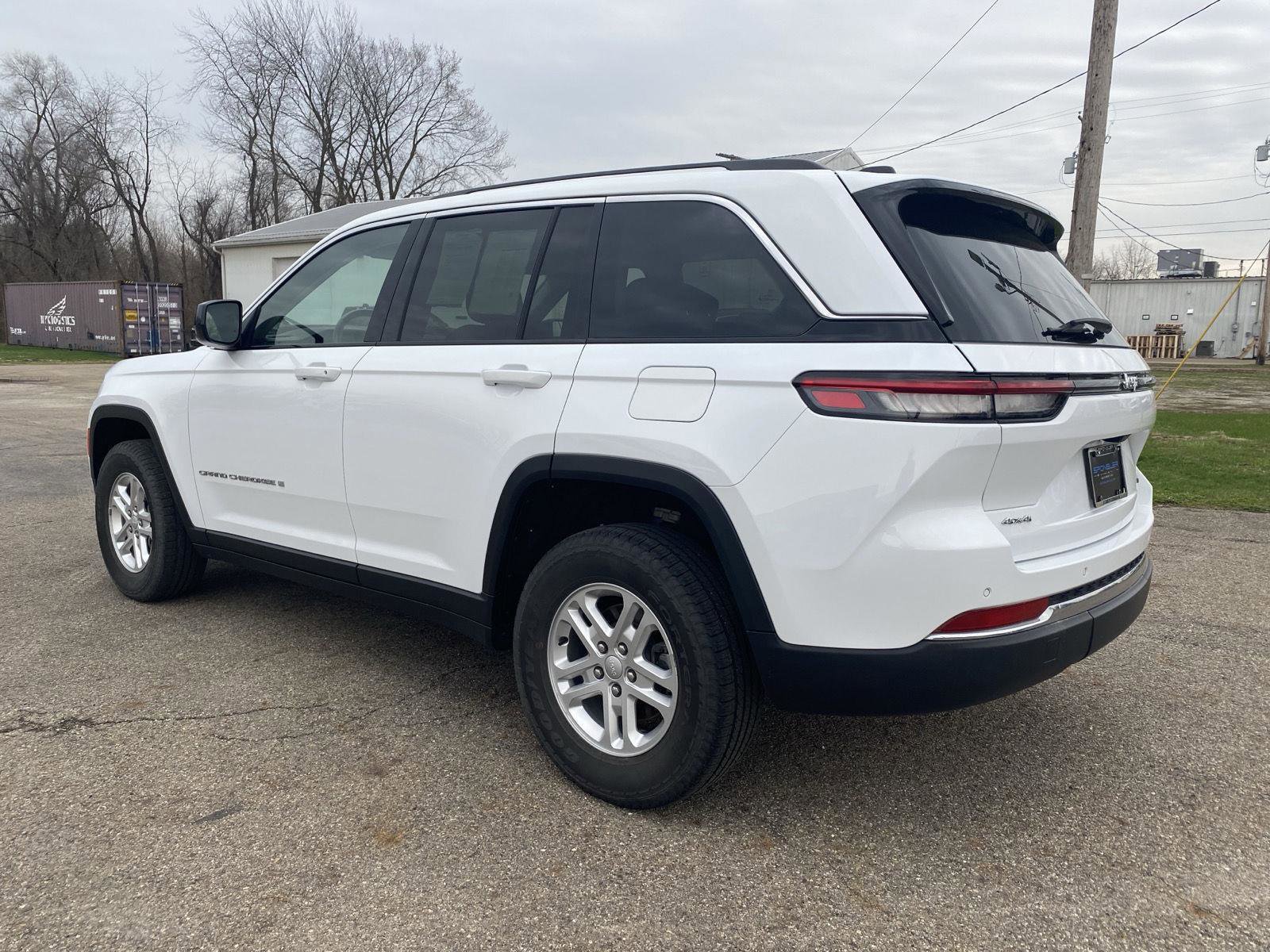 Used 2022 Jeep Grand Cherokee Laredo w/ Luxury Tech Group I image 3