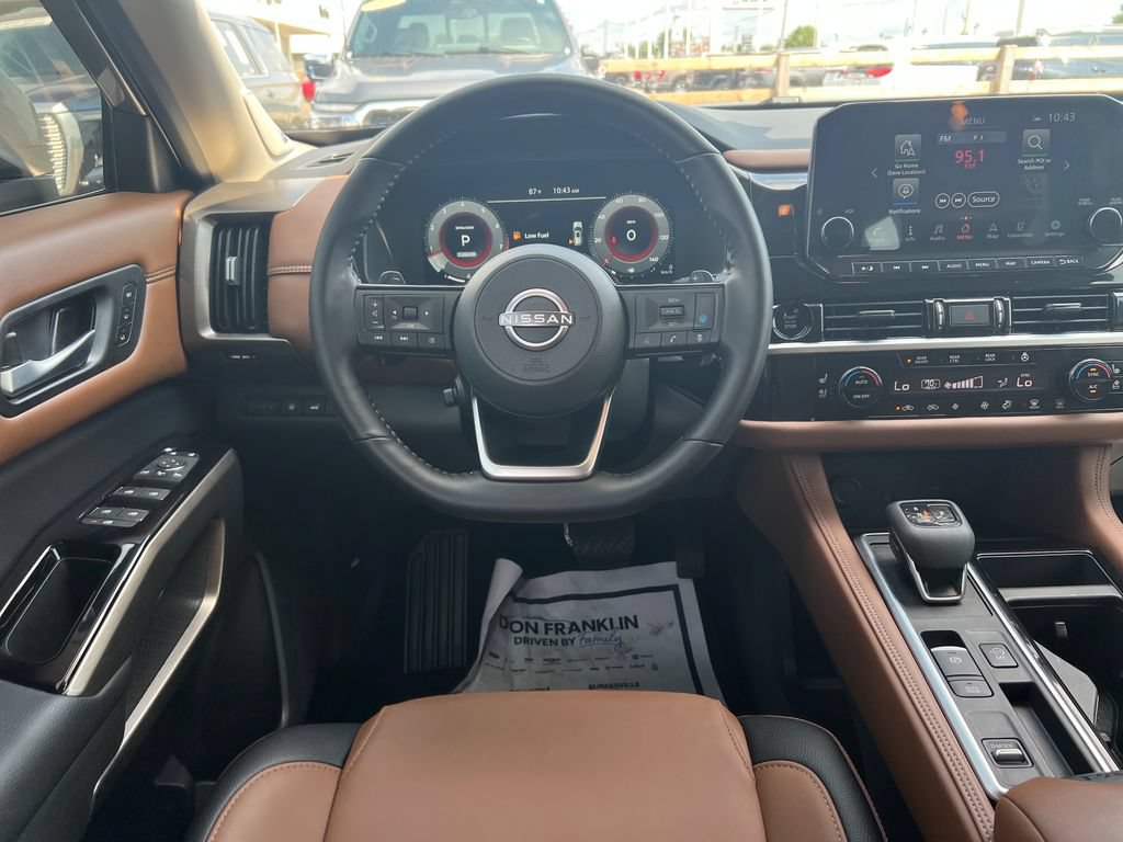 Used 2025 Nissan Pathfinder Platinum w/ Black Appearance Package FWD image 16