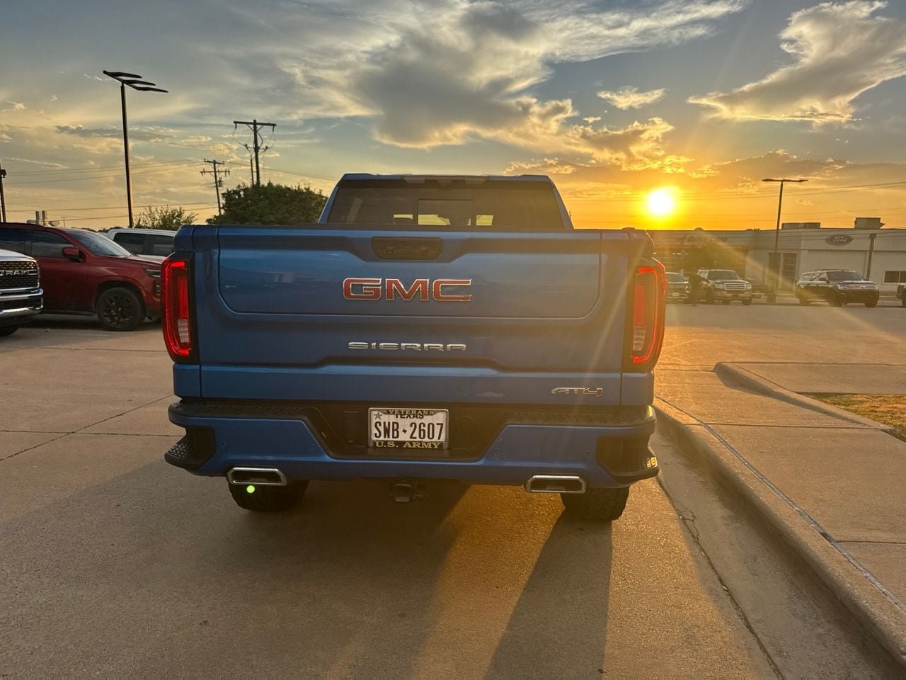 Used 2023 GMC Sierra 1500 AT4 w/ AT4 Premium Package AWD/4WD image 4