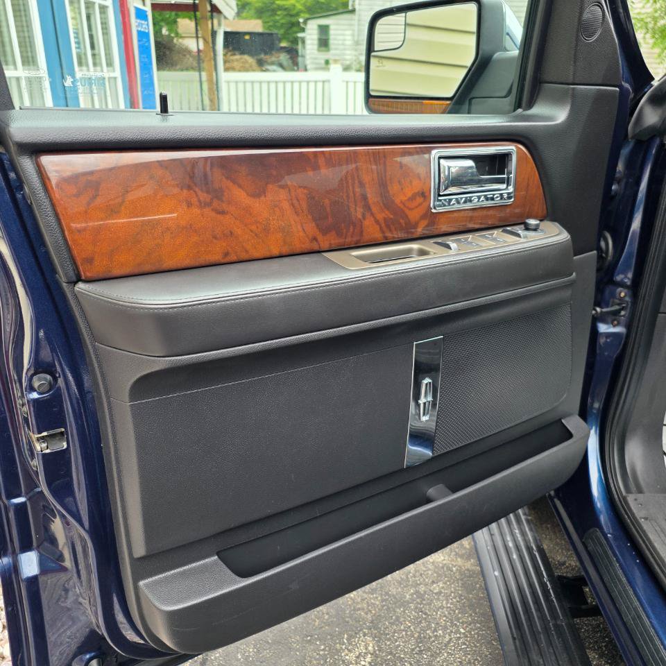 Used 2014 Lincoln Navigator 4WD image 30