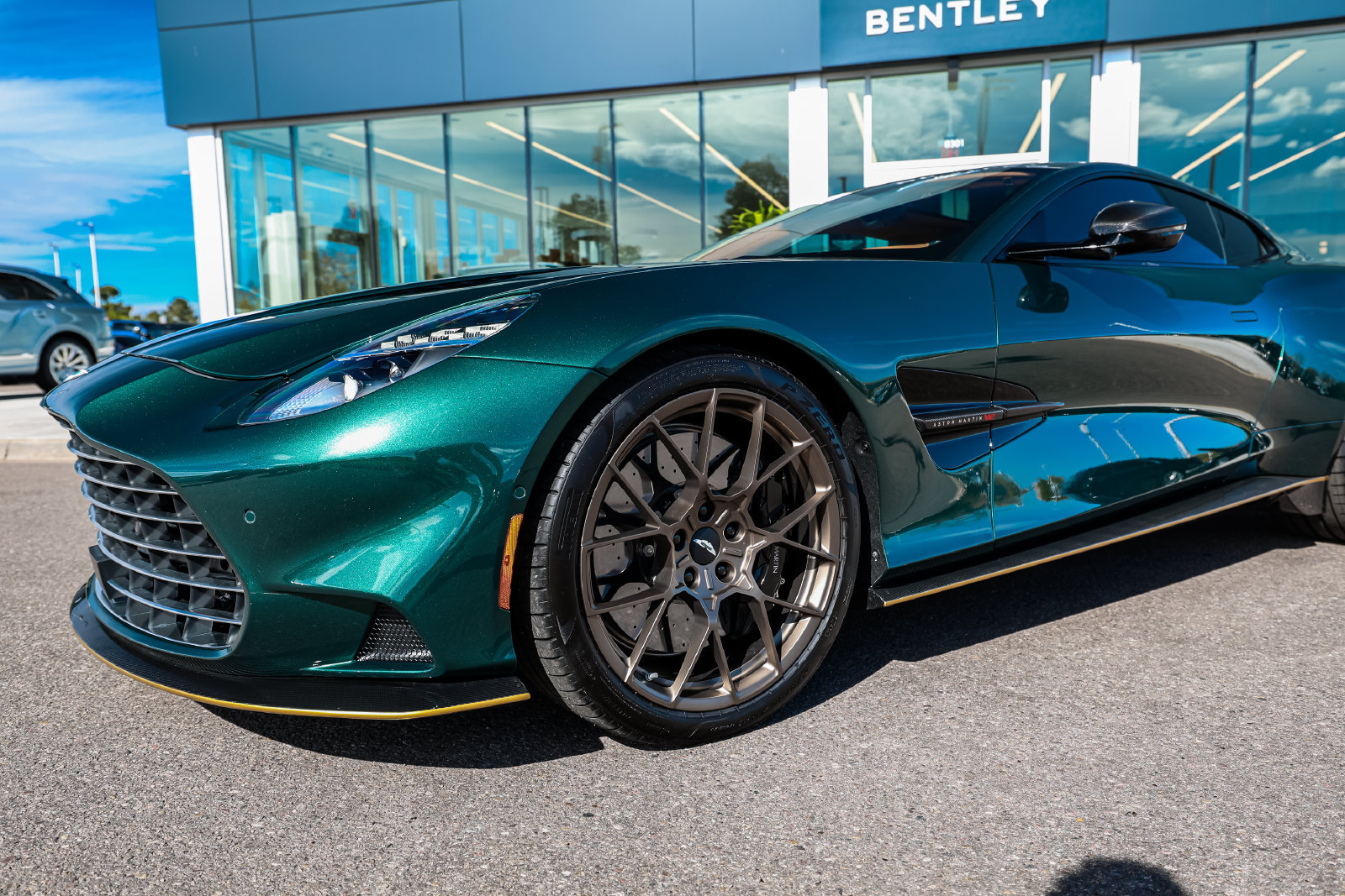 Used 2025 Aston Martin Vanquish RWD image 21
